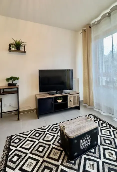 Villeurbanne • T2 Maubant • Hostisy location